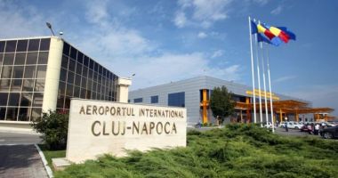 Stire din Eveniment : O femeie a căzut peste bebelușul de opt luni, după ce a alunecat în aeroport