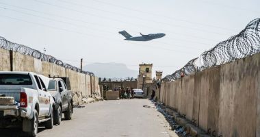 Stire din Actualitate : Aeroportul din Kabul a fost ţinta unui nou atac, luni dimineaţă