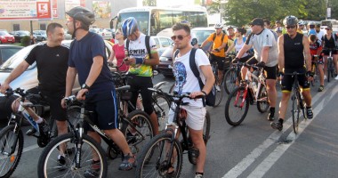 Stire din Economie : Comerțul cu biciclete "tușește", afacerea "moped" e la… morgă