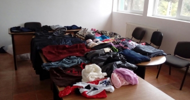 Afacere cu haine, direct pe trotuar… Până să afle polițiștii