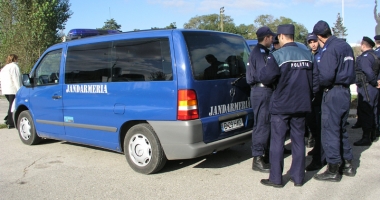 Stire din Eveniment : Afacere cu haine "de firmă", stricată de jandarmii constănțeni