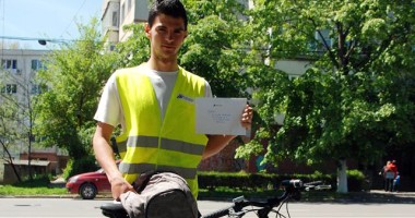 Stire din Cultură-Educație : Au intrat în afaceri la 16 ani. Fac livrări la domiciliu cu bicicleta!