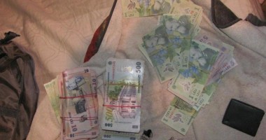 Stire din Eveniment : Afacerist jefuit de nepot de suma de 56.600 de lei și bijuterii