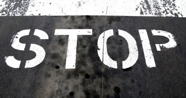 A făcut accident pentru că n-a "văzut" Stopul