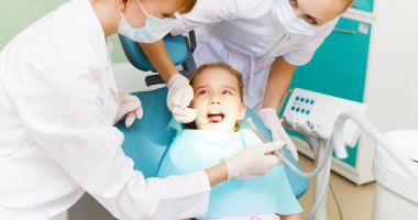 De ce este importantă implementarea programelor de sănătate orală în școli