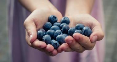 Stire din Sănătate : Afinele sunt fructele vedetă ale verii. De ce este bine să le consumăm