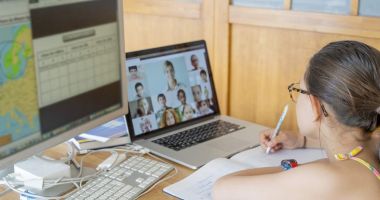 Stire din Economie : A fost deschis apelul de proiecte pentru finanțarea tabletelor pentru elevi și studenți