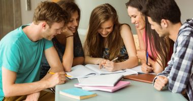Stire din Economie : A fost publicată lista cu administratorii care vor împărţi granturi pentru studenţi