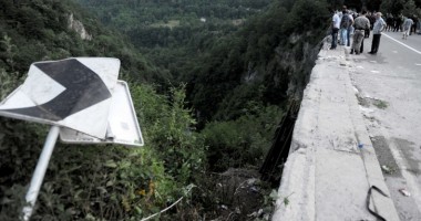 Stire din Actualitate : Galerie FOTO și VIDEO. TRAGEDIE NAȚIONALĂ! AUTOCAR ROMÂNESC căzut într-o râpă, în MUNTENEGRU: 19 ROMÂNI AU MURIT!