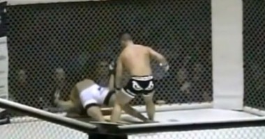 Stire din Sport : Video/ Lovitura CUMPLITĂ prin care și-a lăsat adversarul INCONȘTIENT