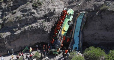 Stire din Actualitate : TRAGEDIE RUTIERĂ! Cel puțin 43 de persoane AU MURIT, după ce un autocar a căzut în PRĂPASTIE