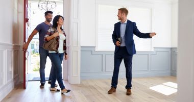 Stire din Eveniment : Un agent imobiliar a păcălit zeci de români și le-a furat banii. Iată cum acționa