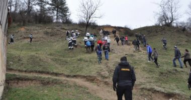Peste 100 de oameni caută un copil de 3 ani, dispărut în pădure