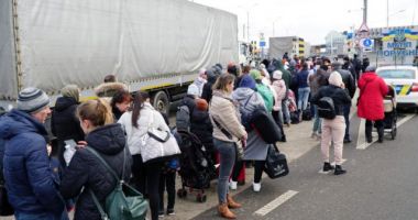 Stire din Eveniment : Sute de persoane din Ucraina au fugit de război, pe la frontiera de la Isaccea. Feribotul funcționează fără program