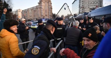 Stire din Eveniment : Protestatarii din Piaţa Victoriei amendați de jandarmi