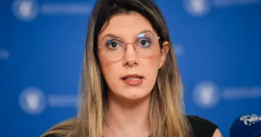 Stire din Politică-Administrație : Moțiunea simplă împotriva ministrului Mediului a trecut în Senat, cu voturile PSD. Diana Buzoianu refuză demisia