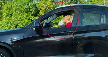 Stire din Actualitate : O femeie a fost surprinsă în timp ce conducea cu un copil în brațe, pe DN1