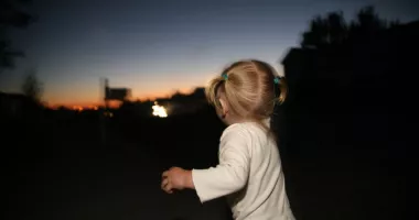 Stire din Eveniment : Imagini revoltătoare. Fetiţă de nici trei ani, filmată în timp ce fumează