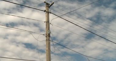 Stire din Economie : ”Taxa pe stâlp”, criticată dur: ”Provoacă firmele să reducă locurile de muncă şi pune presiune pe preţurile finale suportate de consumatori”