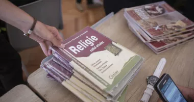 Controverse după noile criterii pentru ora de Religie. Participarea la slujbe, motiv de dispută - 2