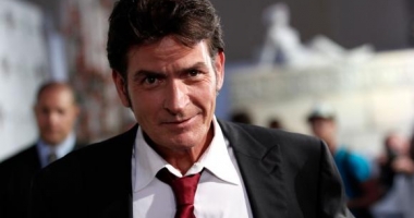 Stire din Monden : "O campanie de defăimare malițioasă, șocantă și dezgustătoare". Charlie Sheen a dat în judecată National Enquirer