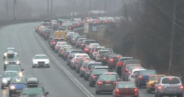 Stire din Social : Aglomeraţie pe DN1. Se circulă în coloană în staţiunile de pe Valea Prahovei