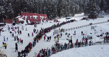 Stire din Social : Pârtiile sunt pline până la refuz. Turiștii care au plecat să găsească locuri mai libere de schiat au blocat și mai tare stațiunile