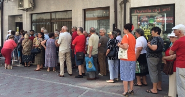 Stire din Social : Bătrânețe haine grele! Cozi precum în comunism, pentru un împrumut la CAR