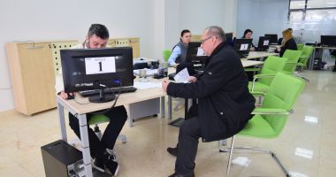 Stire din Social : Aglomerație la ghișeele de impozite și taxe locale