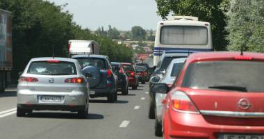Vânzările de autovehicule electrice și hibride noi s-au dublat în 2015