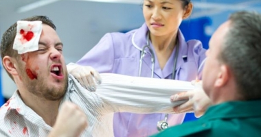 Stire din Sănătate : Închisoare până la 12 ani, pentru pacienții care agresează medicii