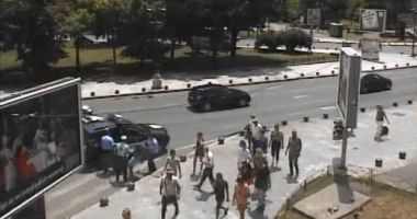 Stire din Eveniment : Femeie bătută pe stradă de un bărbat supărat că a piedut la păcănele