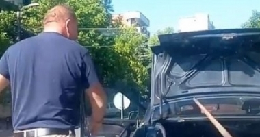 Stire din Eveniment : VIOLENȚĂ FĂRĂ MARGINI ÎN TRAFIC. Un bărbat a atacat o șoferiță cu o bâtă de baseball. VIDEO