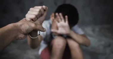 Stire din Actualitate : Agresorii sexuali condamnați, interziși în școli, spitale și centre de îngrijire. Lege adoptată de Parlament