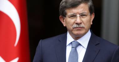 Stire din Actualitate : Premierul turc: Corpul pilotului ucis, recuperat de Turcia, va fi predat Rusiei