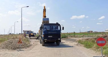 Stire din Politică-Administrație : A început asfaltarea străzii de pământ Prelungirea Meșterul Manole, din cartierul Km 5