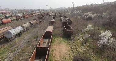 A început desființarea cimitirului de vagoane din port - 2