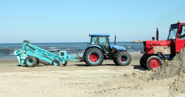 A început pregătirea plajelor pentru sezonul estival - 5
