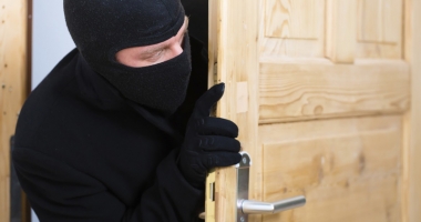 Stire din Eveniment : A intrat peste un pensionar și i-a furat 1.000 de lei și un telefon mobil