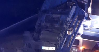GALERIE FOTO / ACCIDENT RUTIER LA CONSTANȚA. A intrat cu tirul în pom! - 2