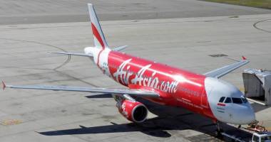 Stire din Actualitate : Două "părți mari" din avionul AirAsia au fost găsite pe fundul Mării Java