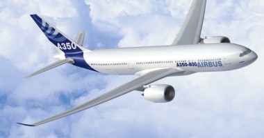 Stire din Actualitate : Bucăți din motorul unui avion au căzut peste o casă și mai multe mașini