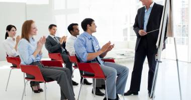 Stire din Diverse : Ai trac să vorbești în public? Ar trebui să-ți pregătești dinainte discursul