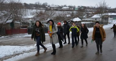 Elevii Liceului "Ovidius", cu daruri,  la colegii lor de la țară - 3