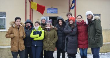 Elevii Liceului "Ovidius", cu daruri,  la colegii lor de la țară - 2