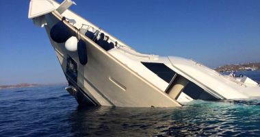 Stire din Eveniment : Ajutați de polițiștii de frontieră după ce au rămas cu yacht-ul suspendat