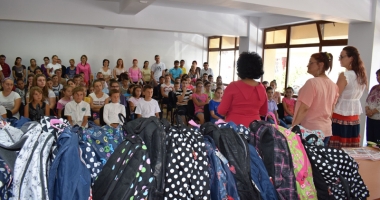Stire din Social : Ajutor, la început de an școlar, pentru copiii nevoiași