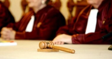 Stire din Politică-Administrație : Modificările aduse Statutului parlamentarilor sunt neconstituționale