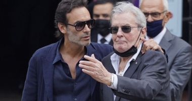Alain Delon, maltratat de femeia care-l îngrijește. Copiii legendarului actor au depus plângere