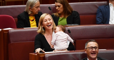 Stire din Actualitate : A scris istorie!  O deputată australiană și-a alăptat copilul  în Parlament